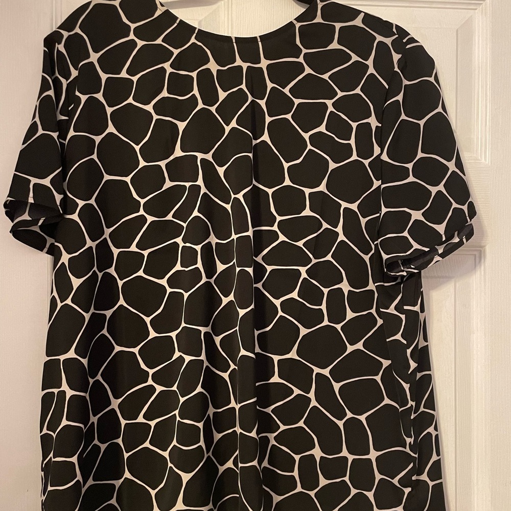 Banana Republic Black and White blouse w/ peep hole back